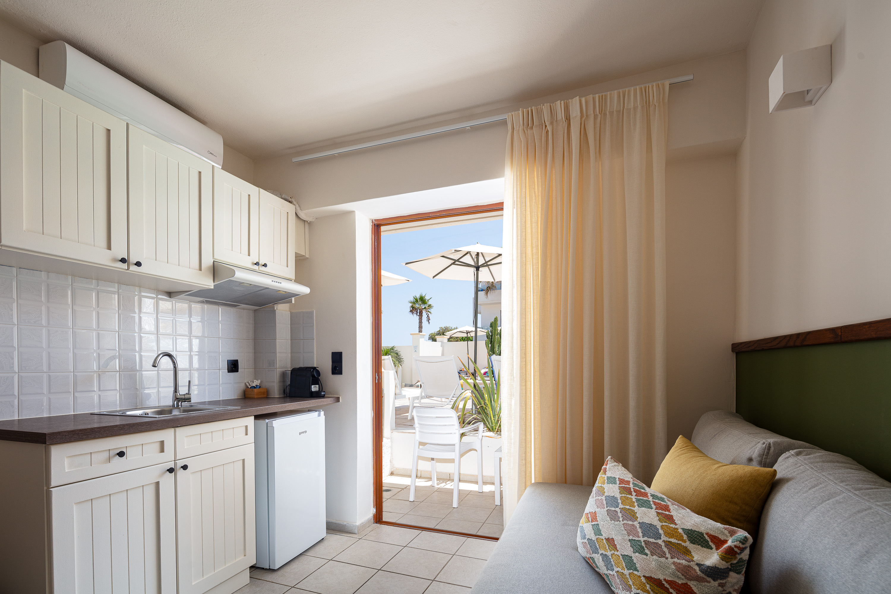 ELEGANT POOL VIEW STUDIOS