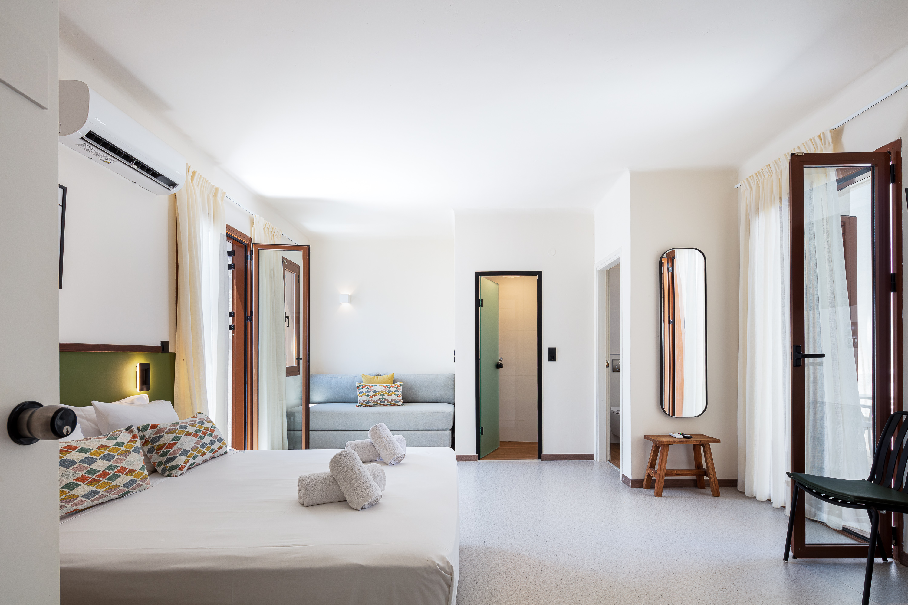 ELEGANT STUDIOS WITH BALCONY